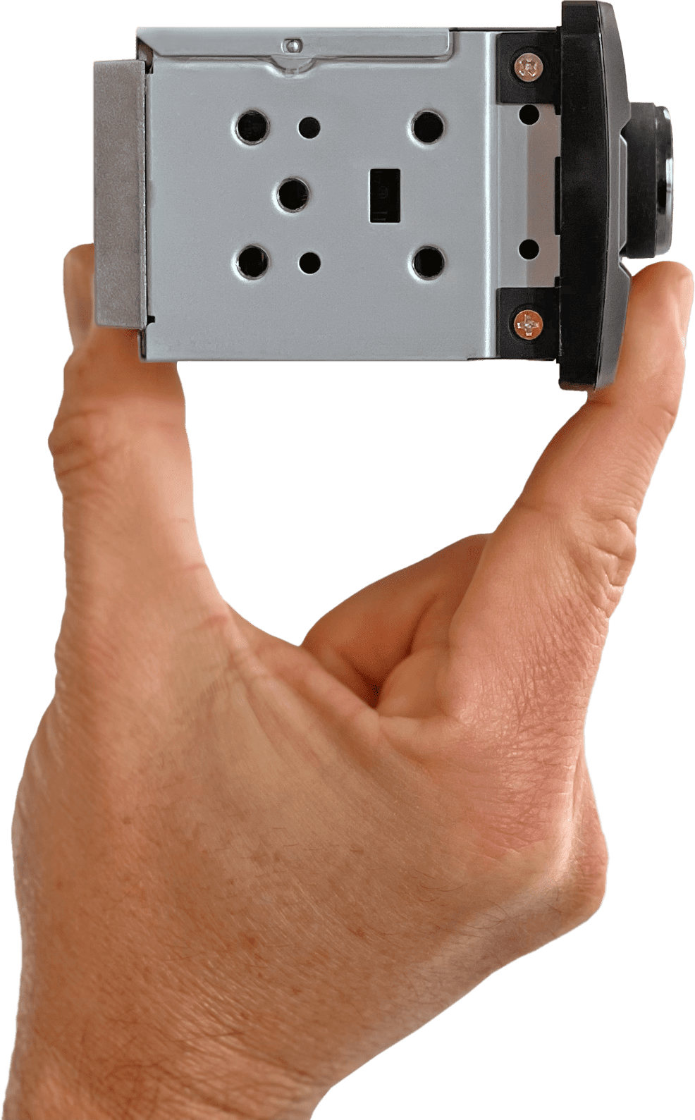 Eine Hand, die ein Autoradio hält, zeigt die Rückseite mit Befestigungslöchern und einer schwarzen Blende.
