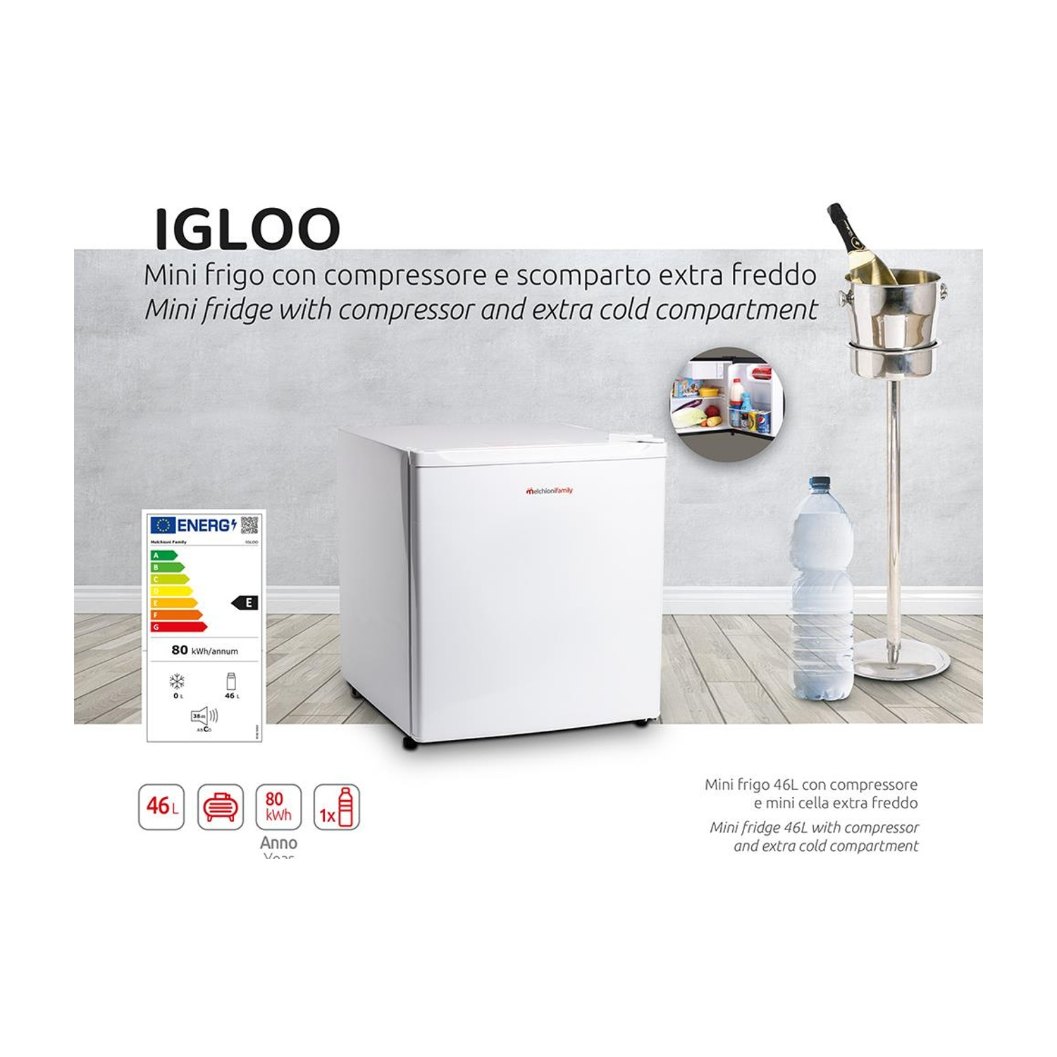 Mini frigo bianco con bottiglia d'acqua e bottiglia di vino in un secchiello per il ghiaccio.