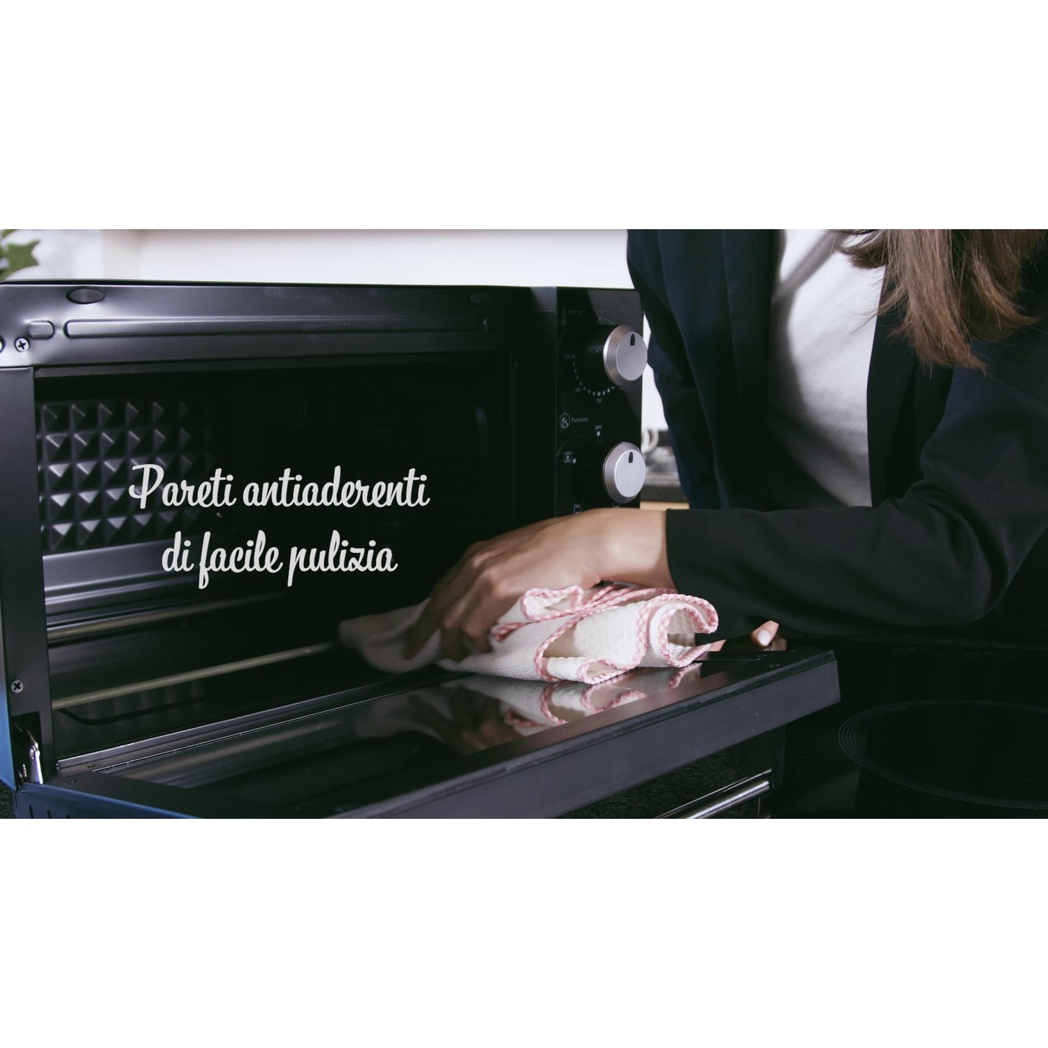Una persona pulisce l'interno di un forno con un panno bianco. Il testo dice: Pareti antiaderenti, facili da pulire.