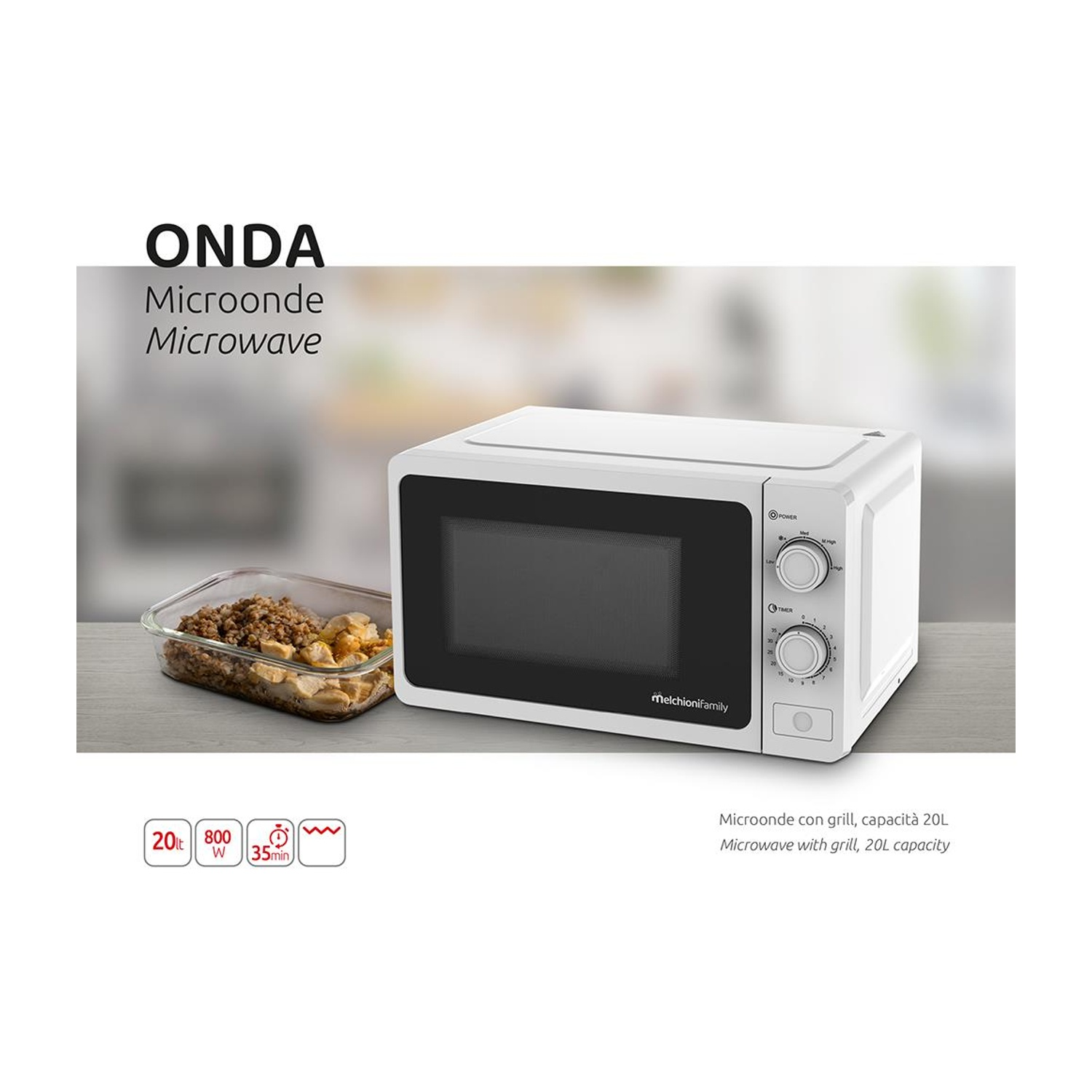 Un forno a microonde bianco con cibo all'interno, su un tavolo.