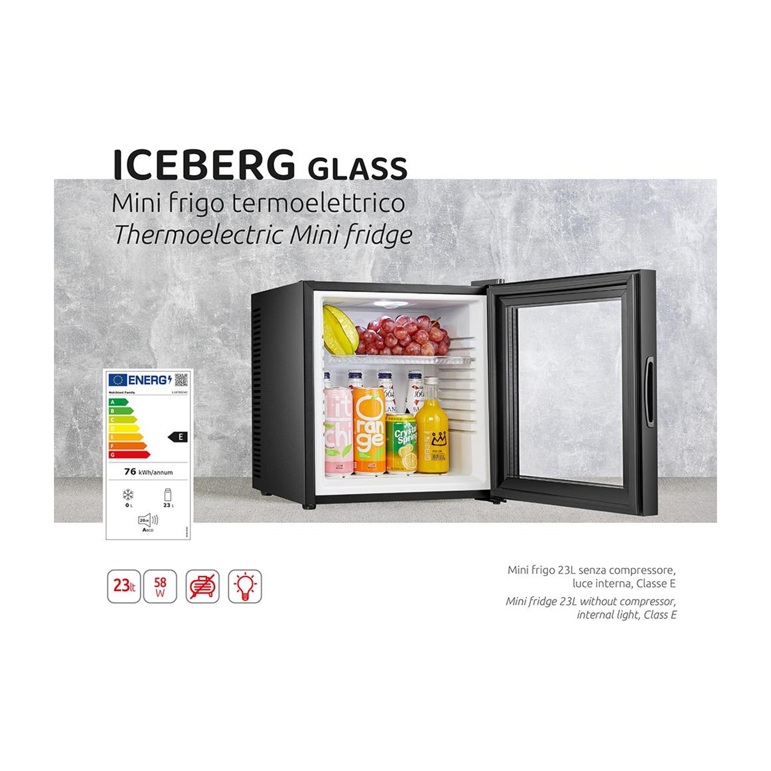 Un mini frigo nero con bevande e frutta all'interno.