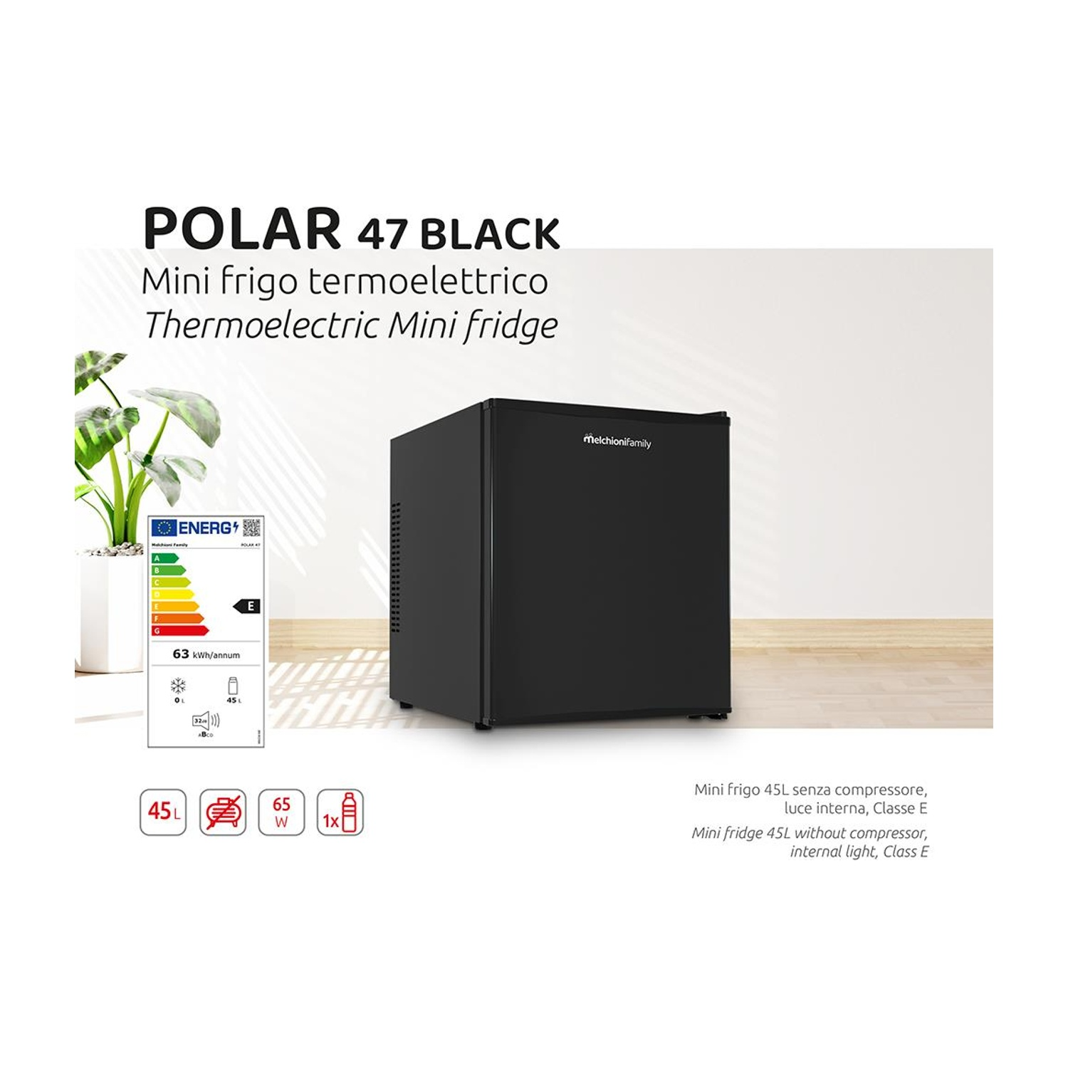 Un mini frigo nero con una pianta accanto.