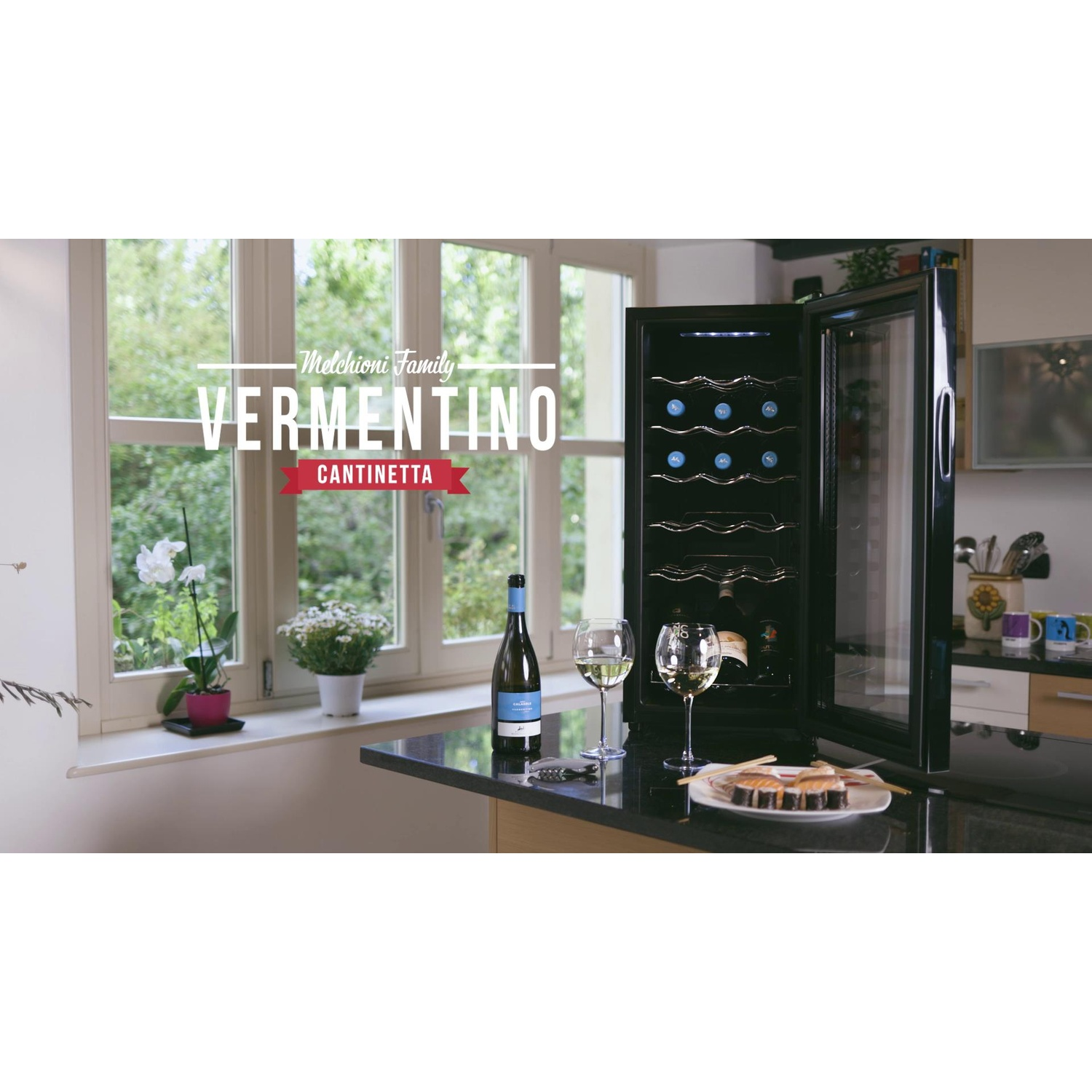 Una cantinetta, bottiglia di vino e bicchieri vicino a una finestra.