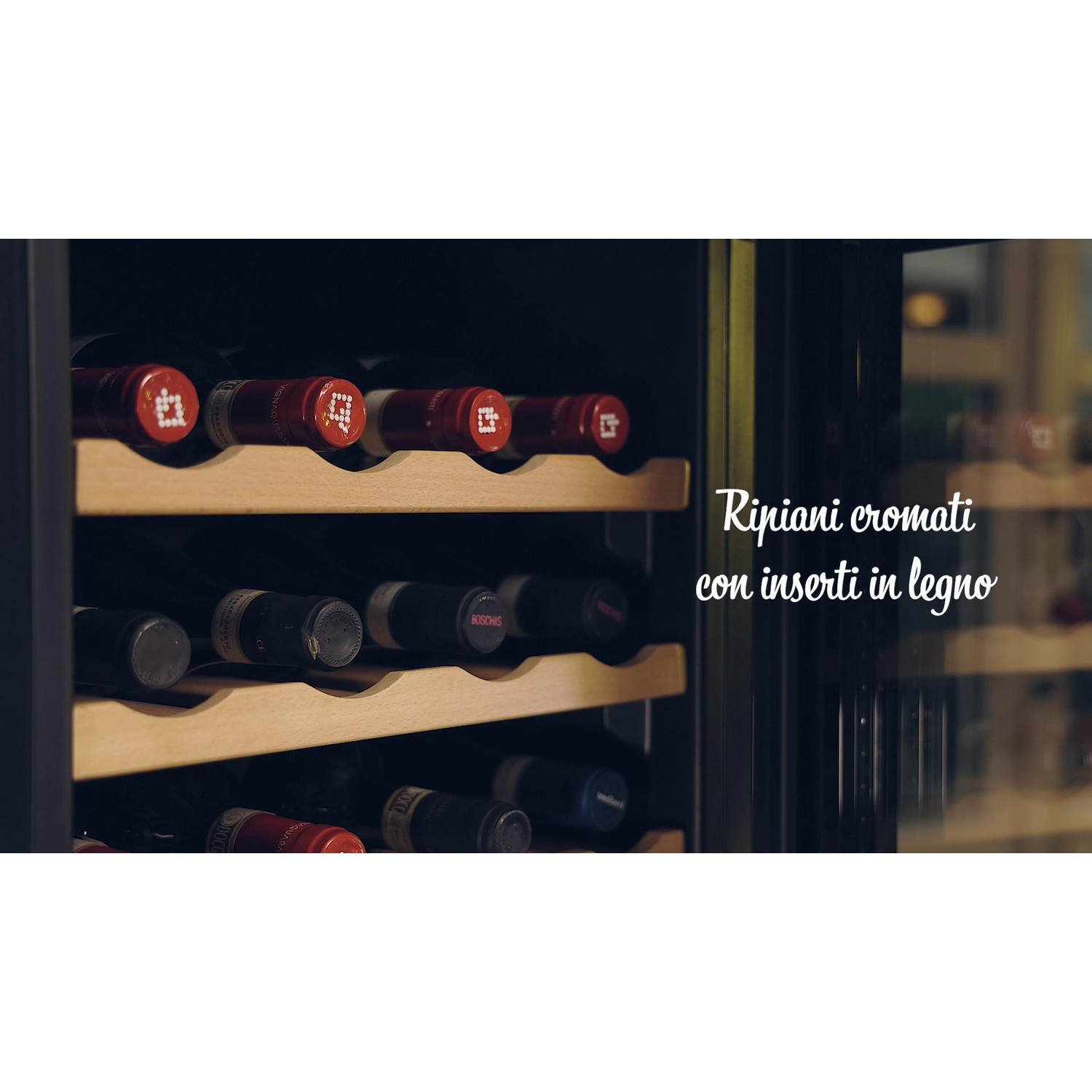 Vista interna di una cantinetta con bottiglie di vino sugli scaffali.