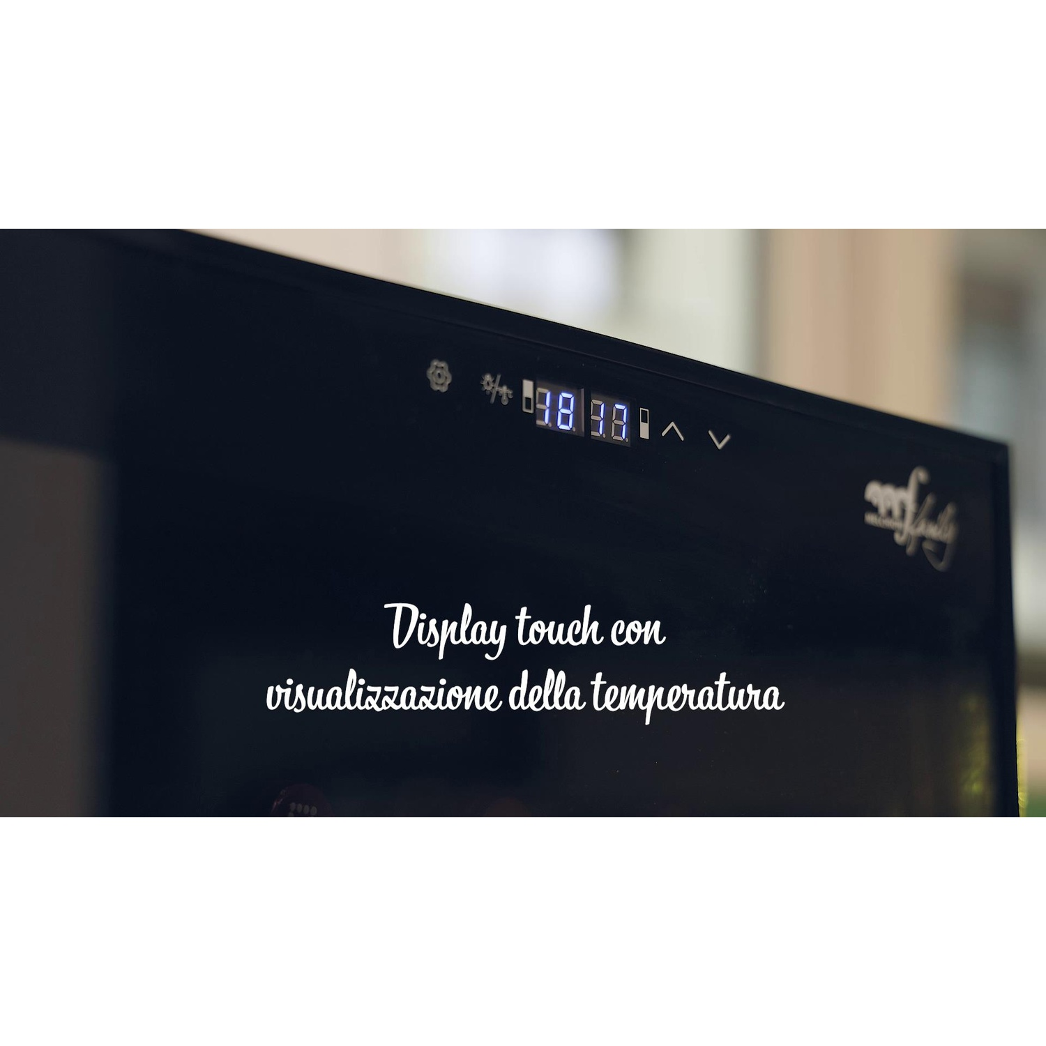 Frigorifero per vini nero con display digitale della temperatura.