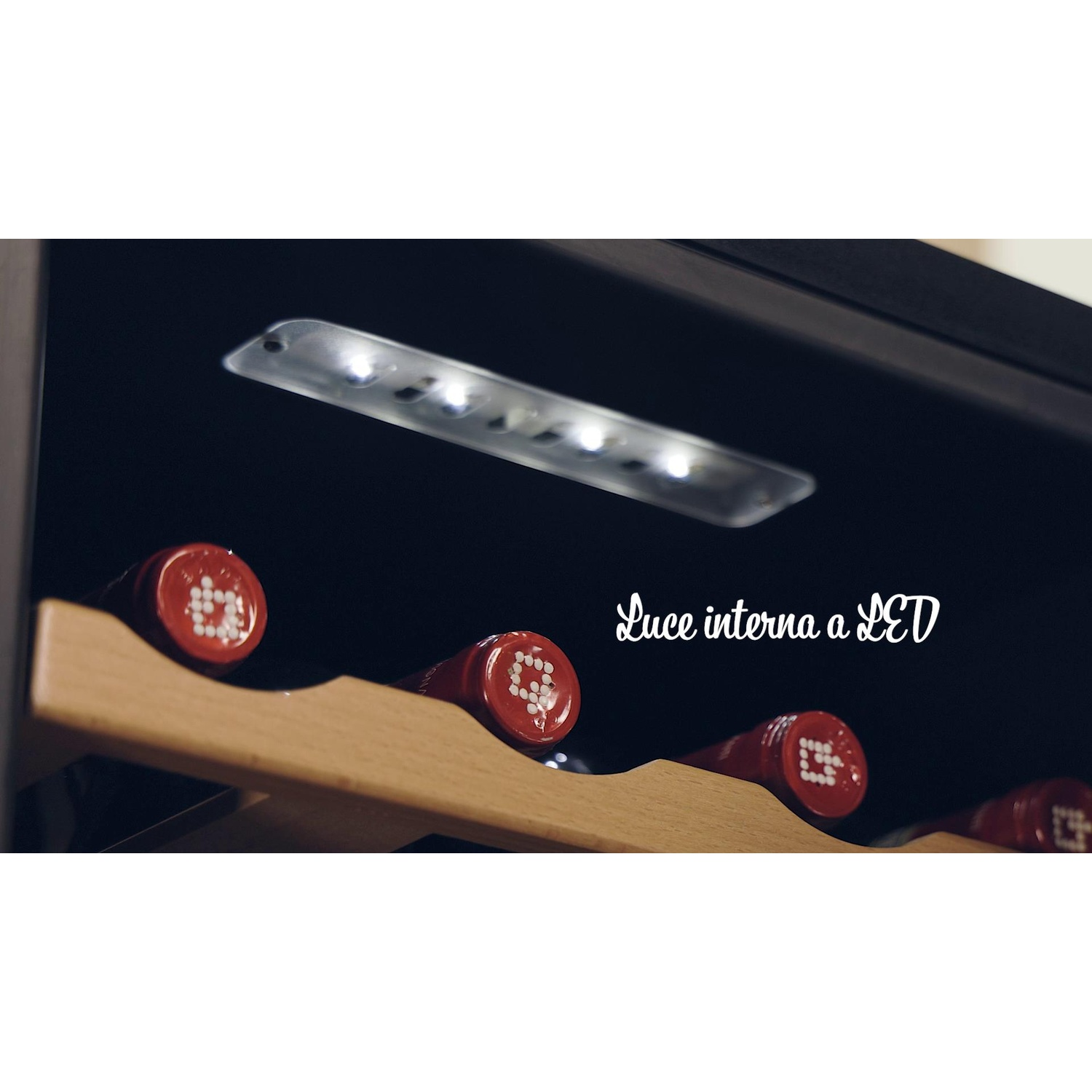 Bottiglie di vino su un ripiano di legno, sotto una luce a LED.
