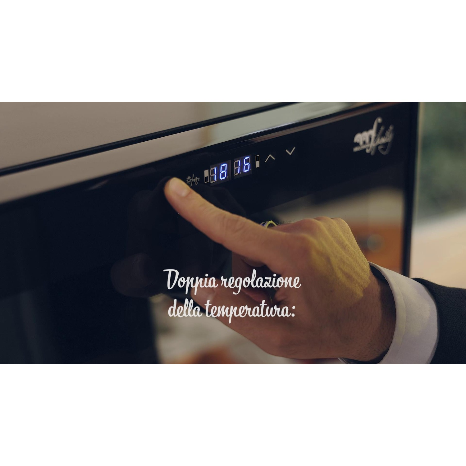 Una mano preme un pulsante su un elettrodomestico nero con display digitale.