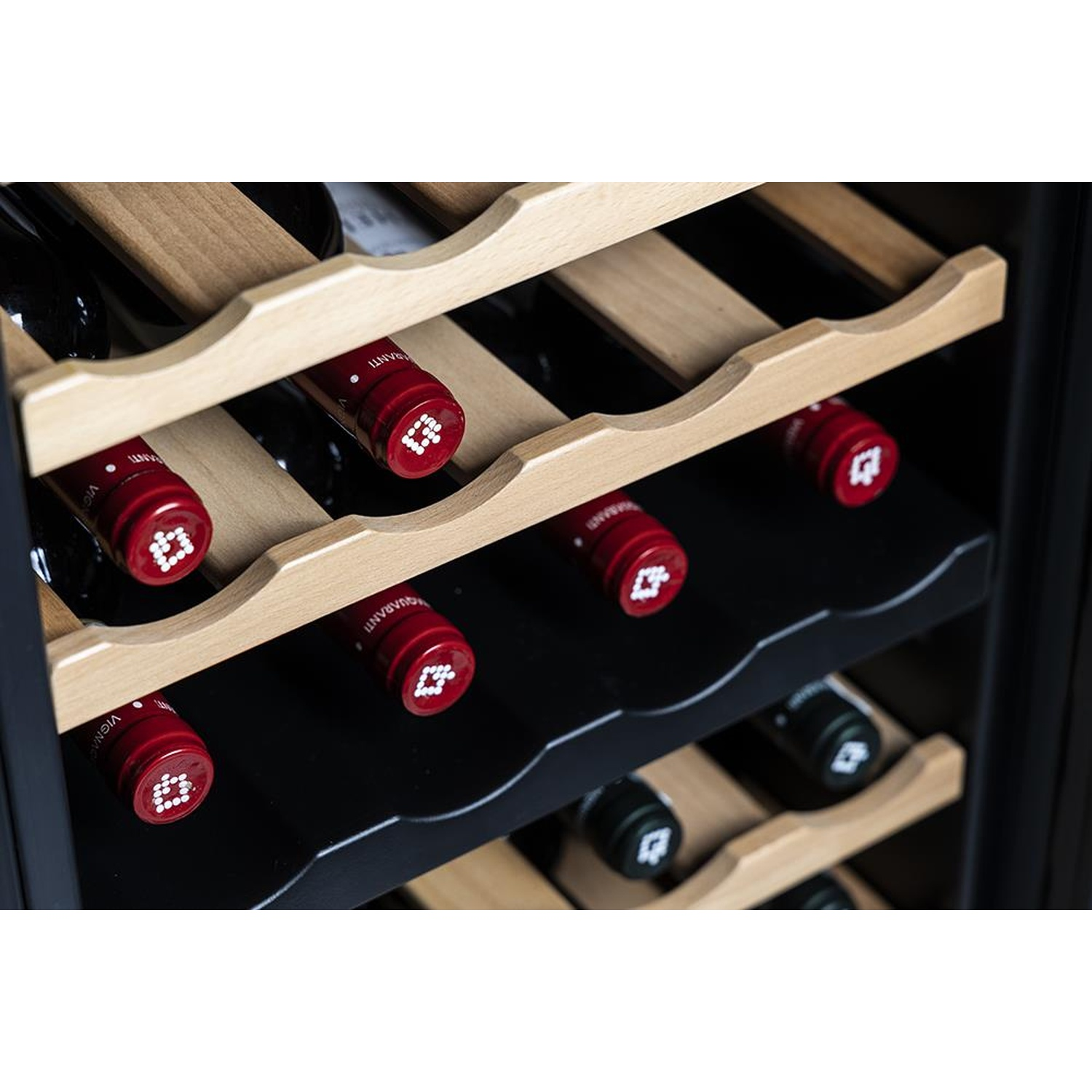 Bottiglie di vino su ripiani in legno all'interno di una cantinetta.