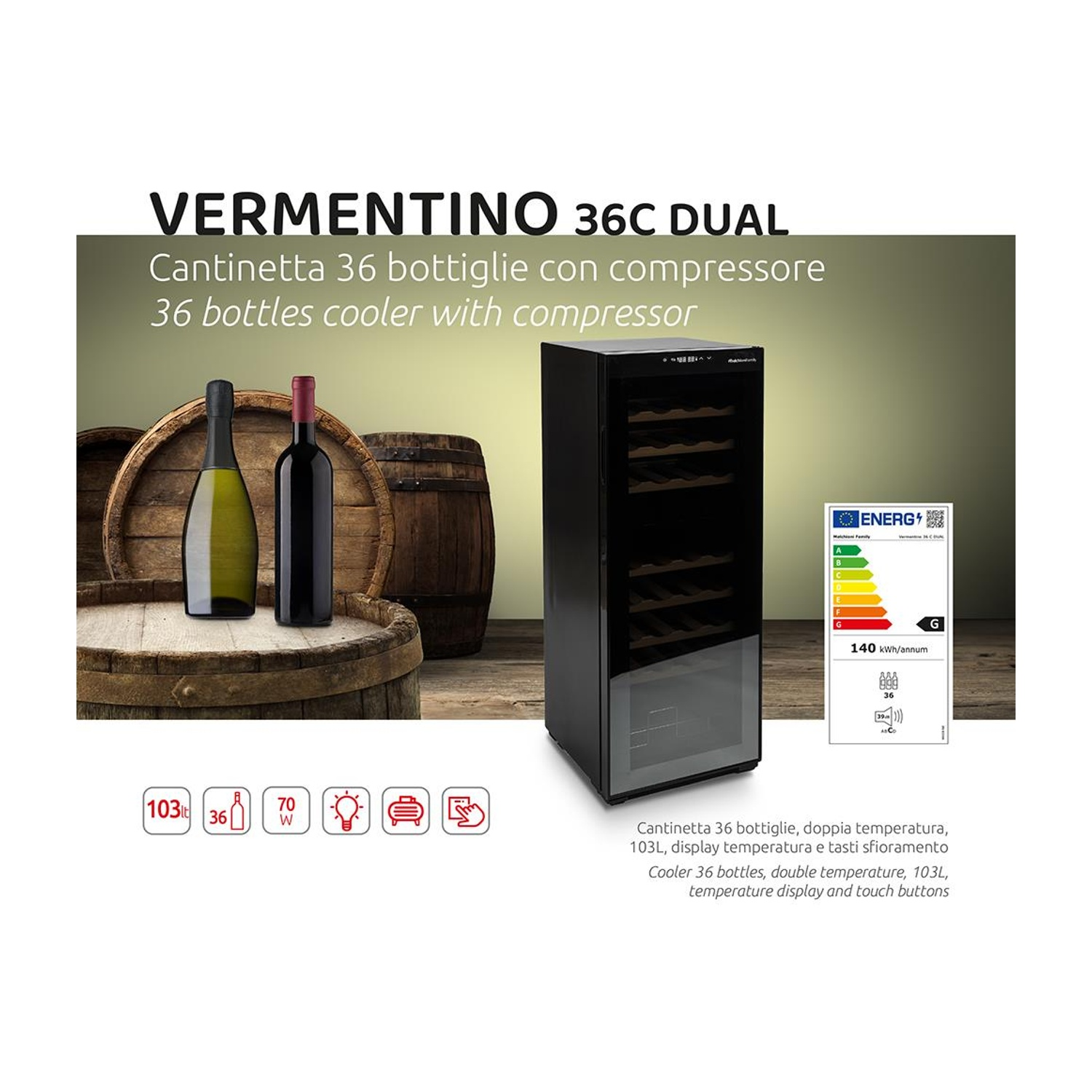 Cantinetta con bottiglie di vino e botti con un'etichetta energetica.