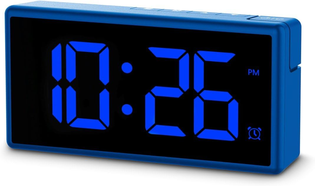 Un despertador digital azul que muestra '10:26 PM' con dígitos azules y un icono de alarma.
