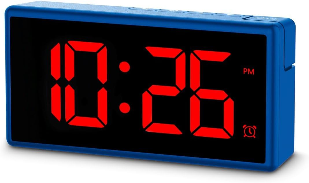 Reloj despertador digital azul que muestra las 10:26 PM.