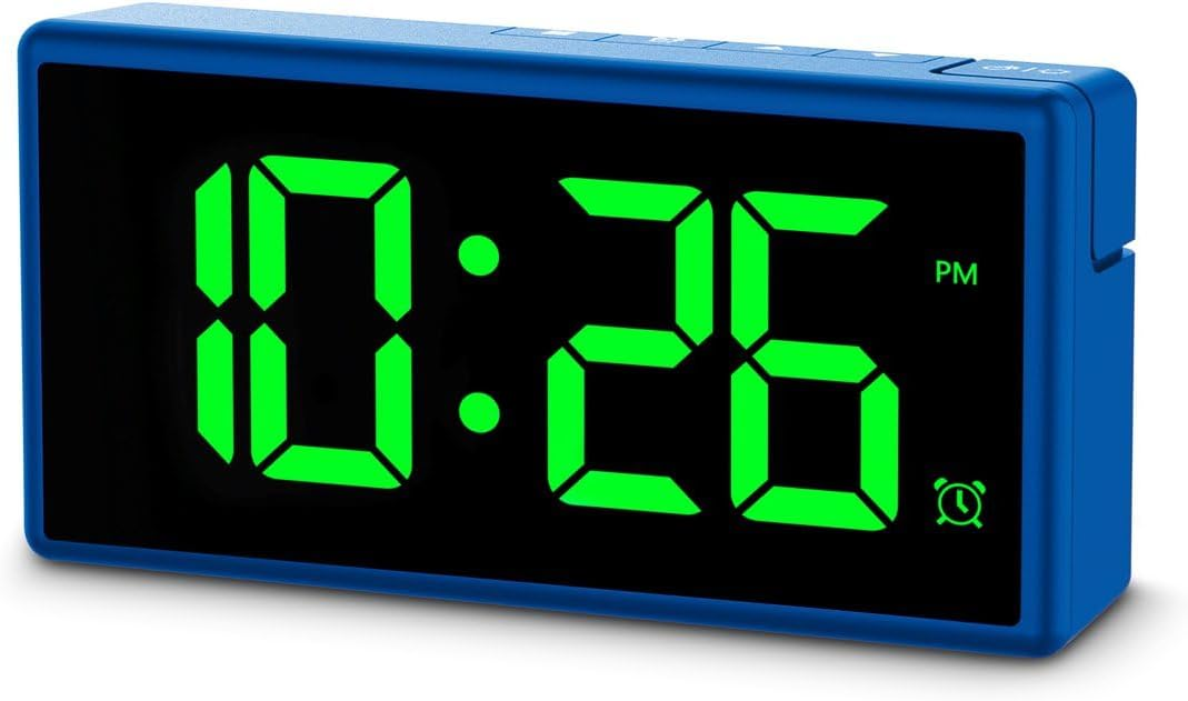 Reloj despertador digital azul que muestra la hora 10:26 PM.