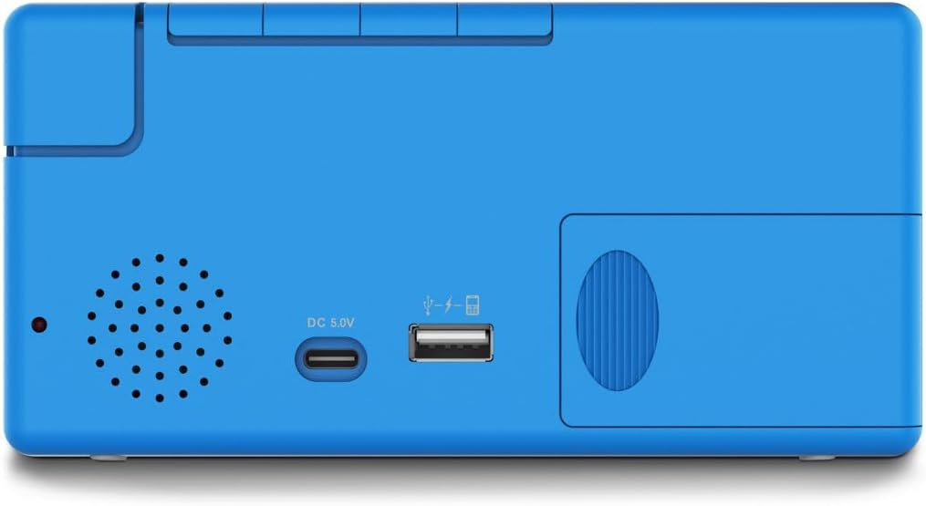 La vista trasera de un despertador digital azul, que muestra los puertos de alimentación y USB.