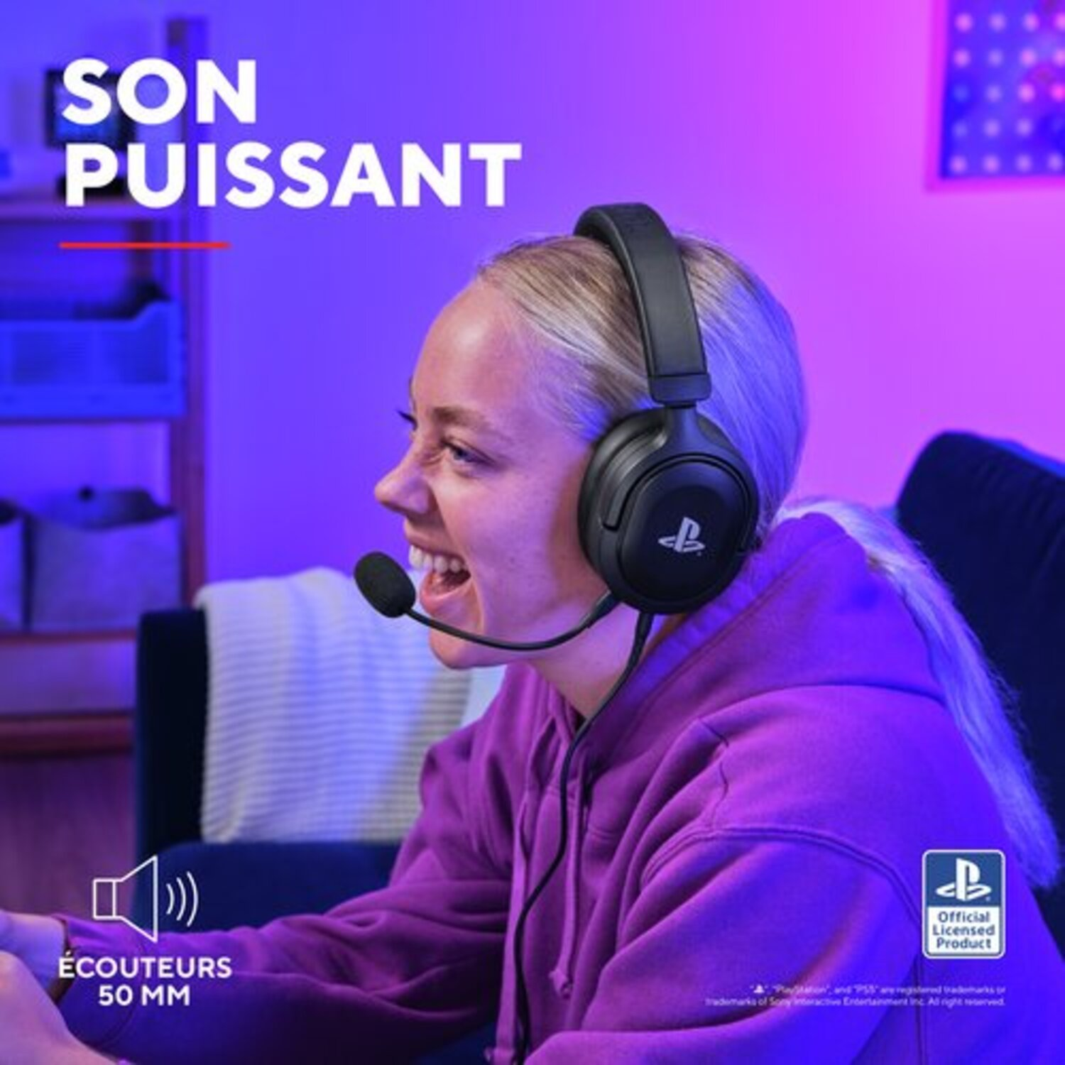 Une femme porte un casque et sourit, un microphone est devant sa bouche.