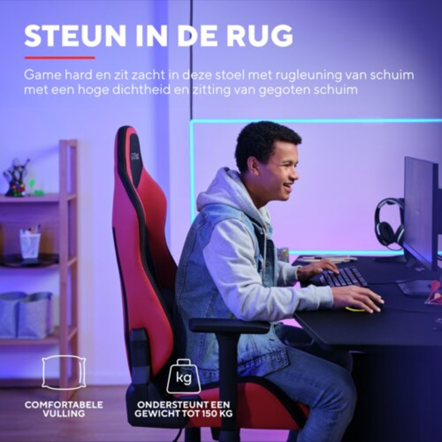 Man in gamingstoel, spelend op computer, rode stoel.