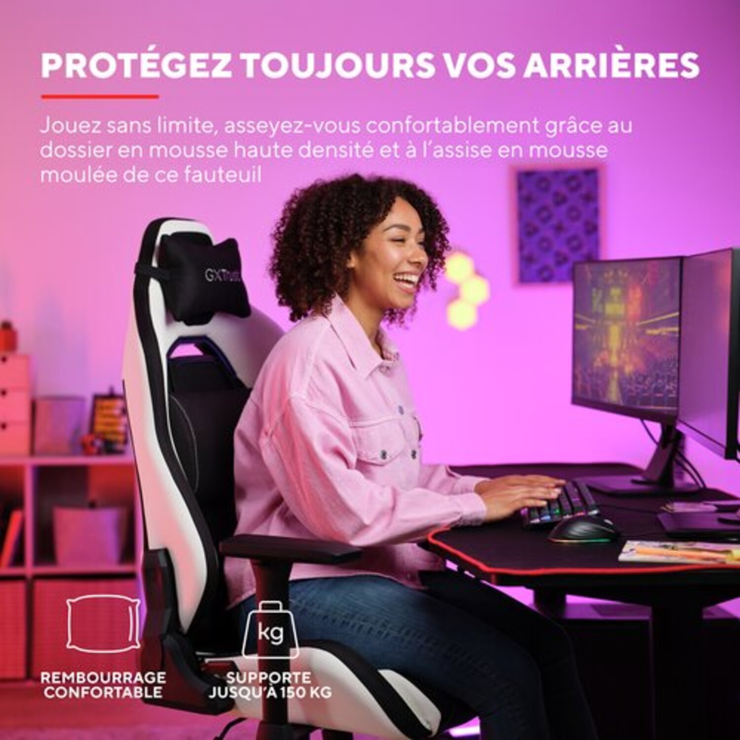 Femme jouant dans une chaise blanche et noire, avec un moniteur, un clavier et une souris sur un bureau noir.