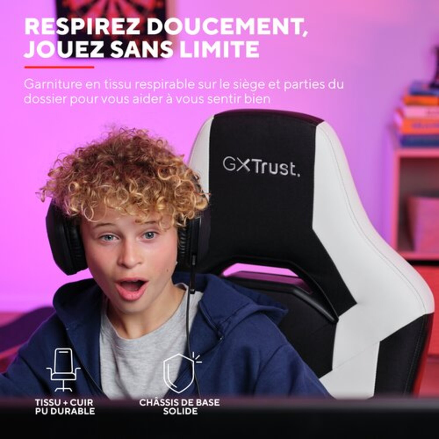 Jeune garçon avec casque, assis dans un fauteuil de jeu avec texte et icônes.