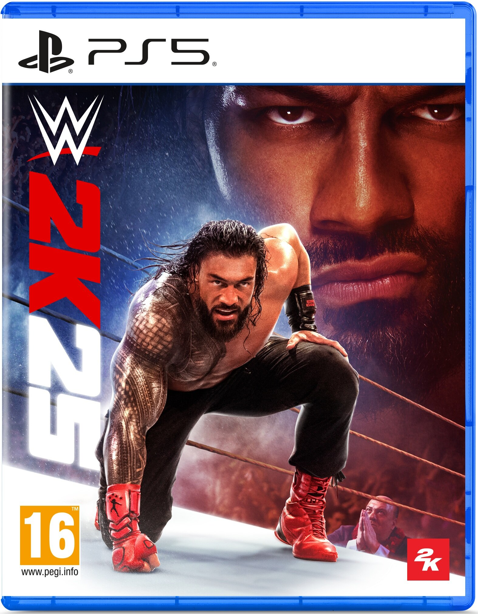 Okładka gry WWE 2K22 PS5 z zapaśnikiem na przodzie i twarzą mężczyzny w tle.