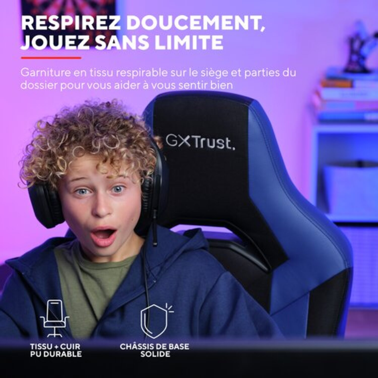 Garçon avec casque dans un fauteuil de jeu, souriant. Chaise bleue et noire.