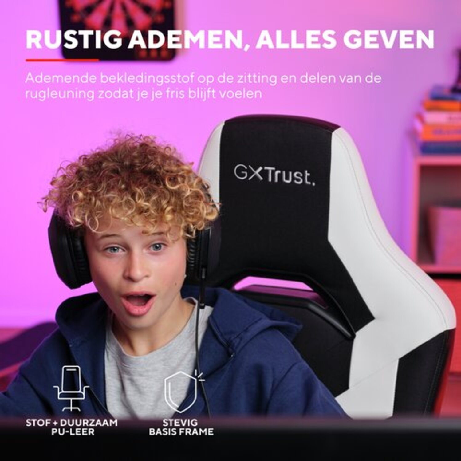 Jongen met koptelefoon op wit en zwarte gamingstoel. Stoel zwart en wit. Tekst: ademende stof, stevig frame.