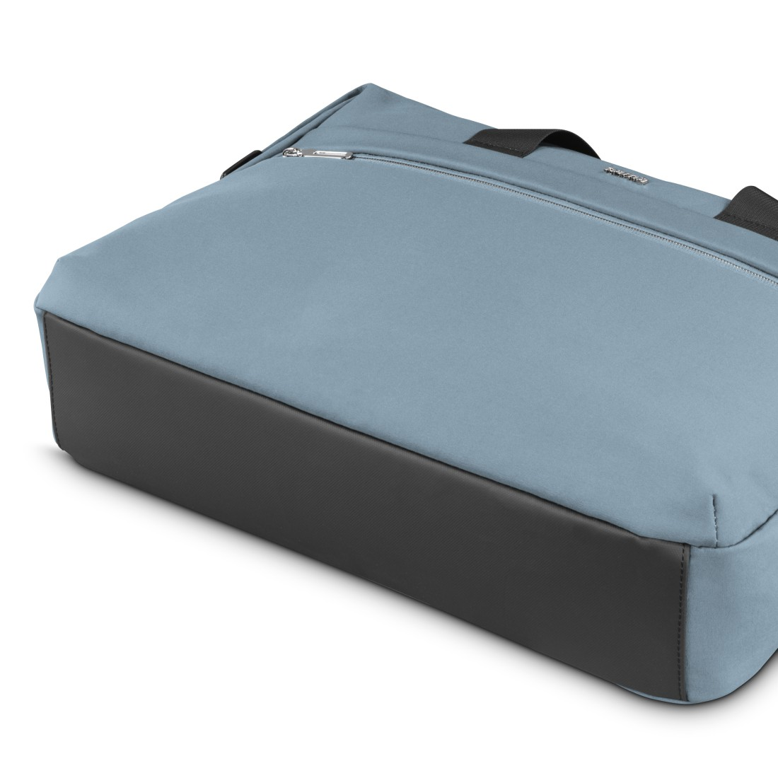 Nahaufnahme des Bodens einer blauen Tasche mit schwarzem Besatz.