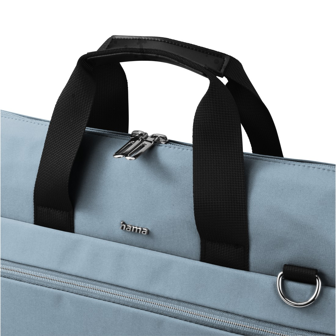 Nahaufnahme einer hellblauen Tasche mit schwarzen Griffen und silbernem Hama-Logo.