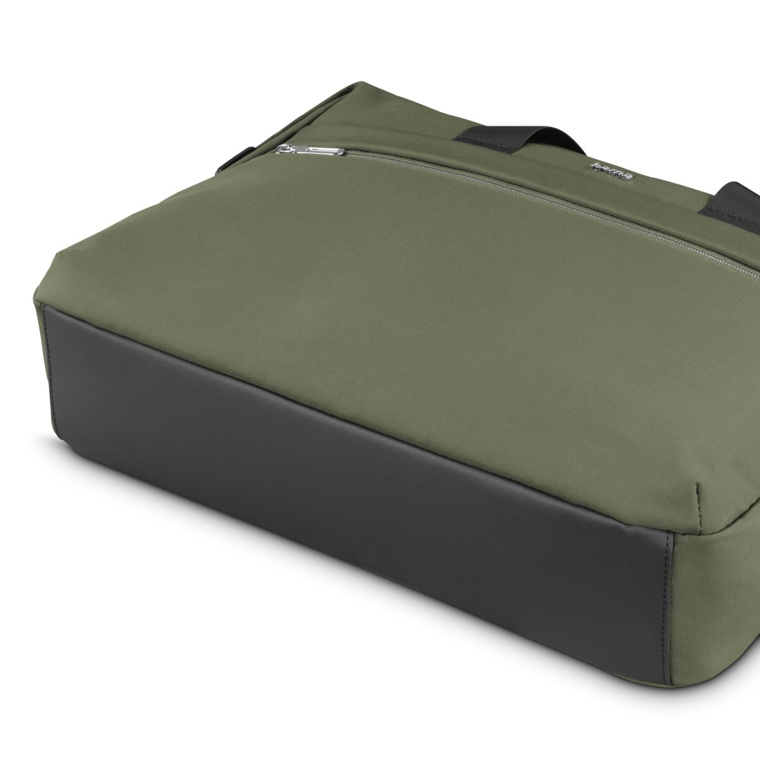 Nahaufnahme des Bodens einer olivgrünen Laptoptasche mit schwarzem, lederähnlichem Besatz auf weißem Untergrund.