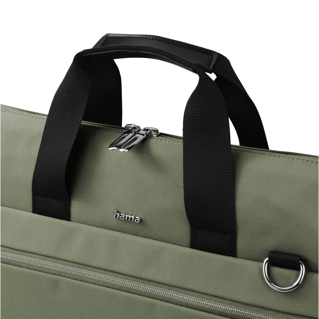 Nahaufnahme von olivgrünen Laptoptaschengriffen, silbernen Reißverschlüssen und dem Hama-Logo auf weißem Hintergrund.