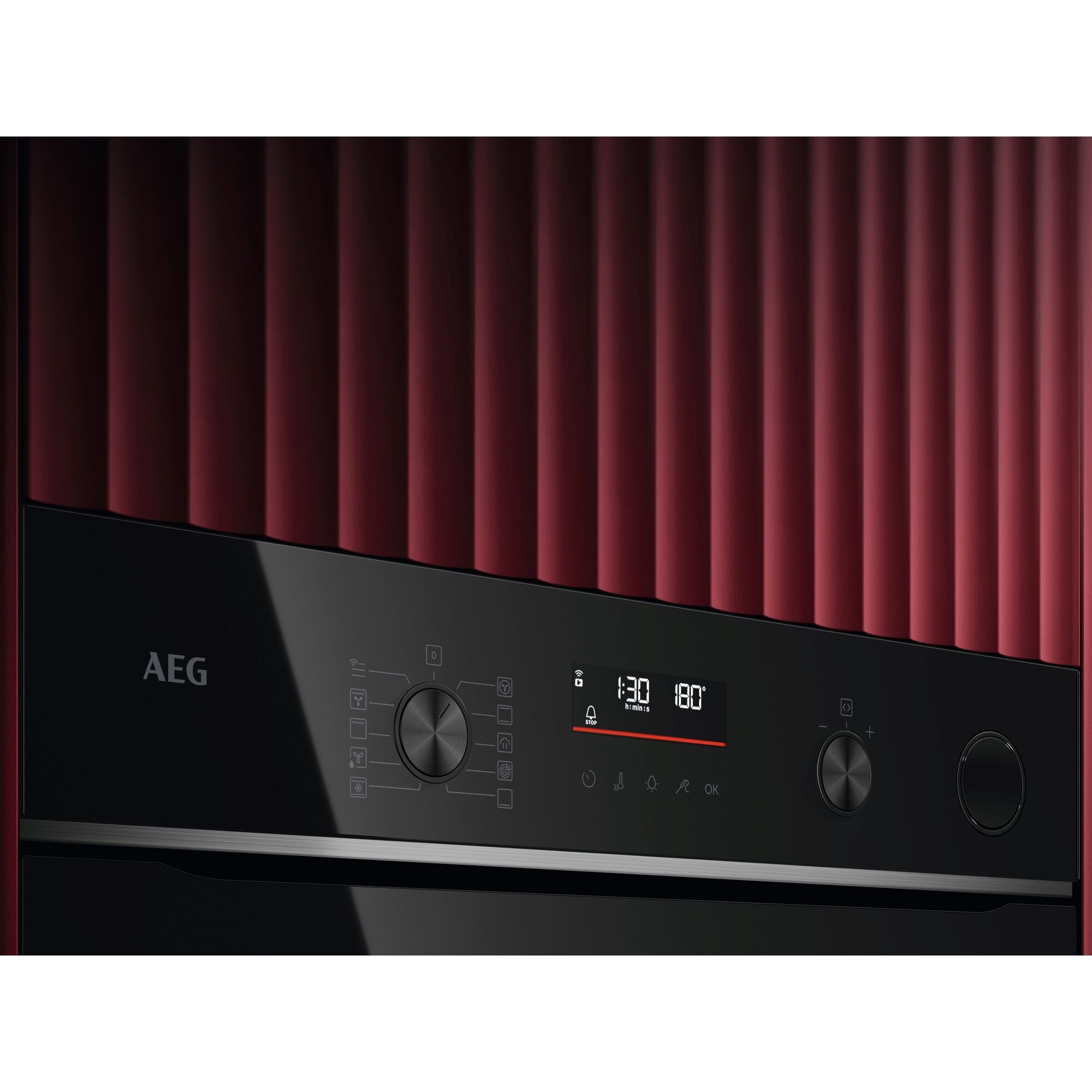 Schwarzer AEG-Ofen mit Digitalanzeige, die Zeit und Temperatur anzeigt. Roter strukturierter Hintergrund.