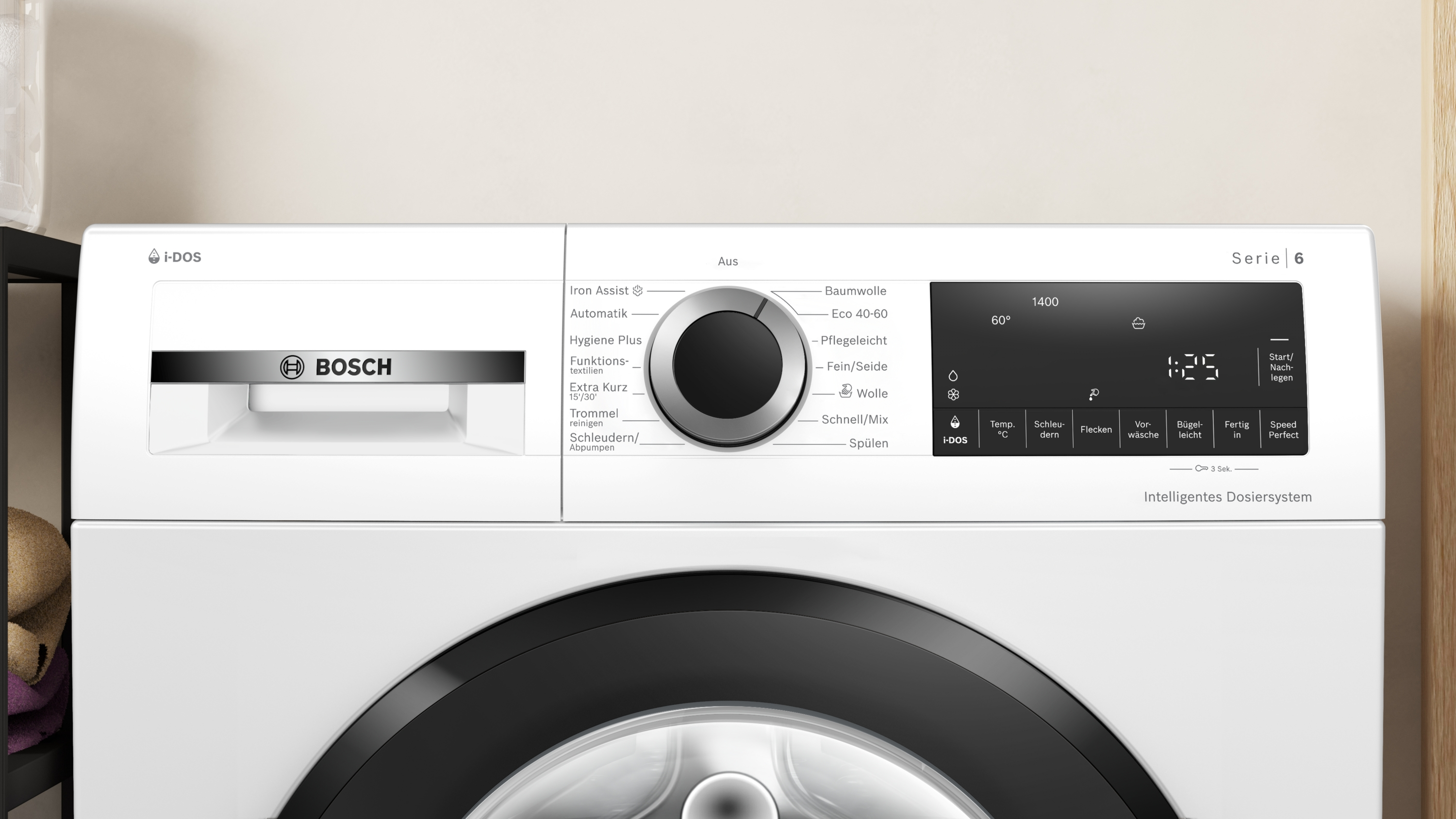 Moderne weiße Waschmaschine mit digitalem Display und Drehrad. Zeigt Programme an.