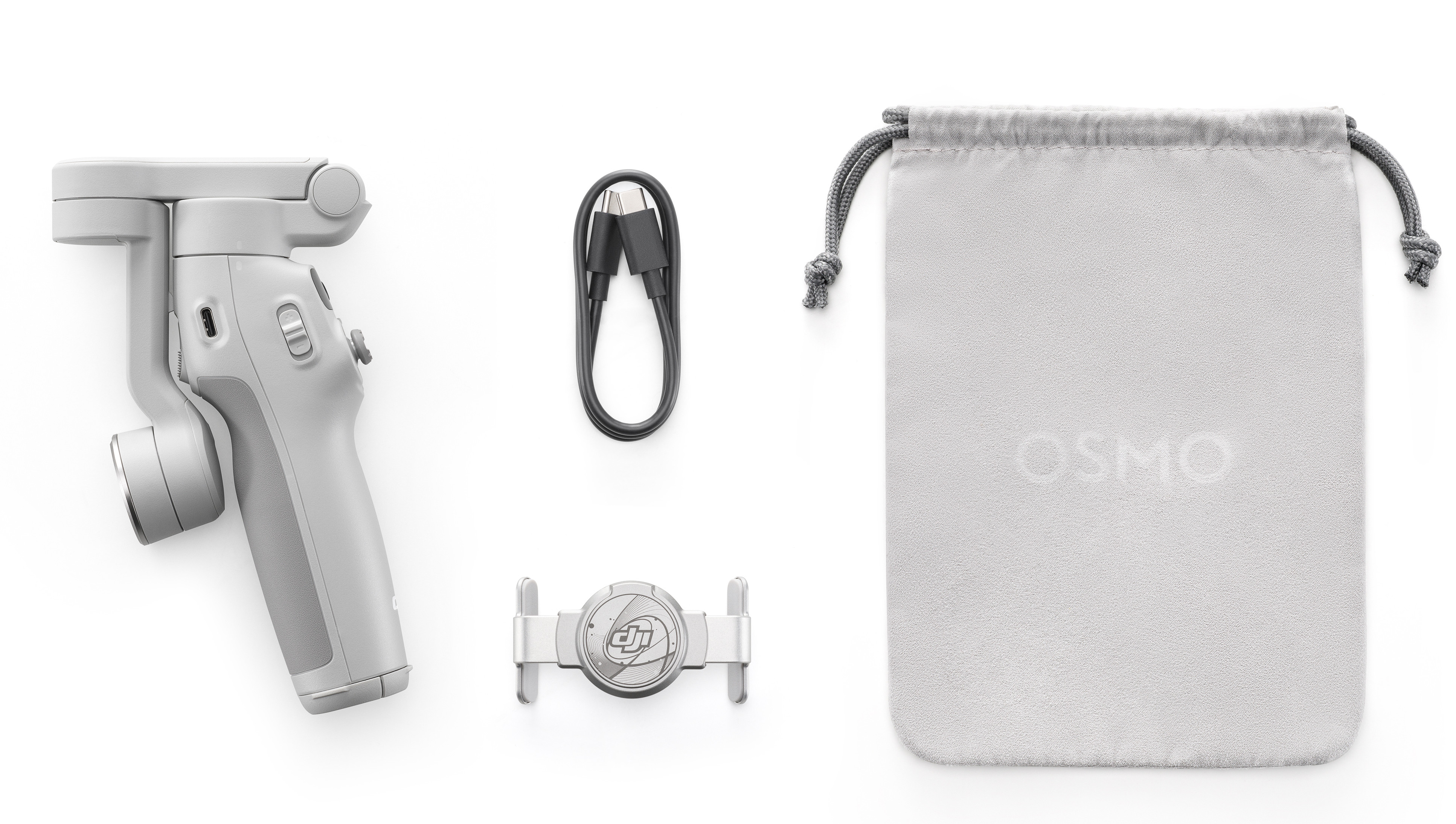 Szary stabilizator gimbala, czarny kabel, biały uchwyt, szara torba z napisem "OSMO", wszystko na białym tle.