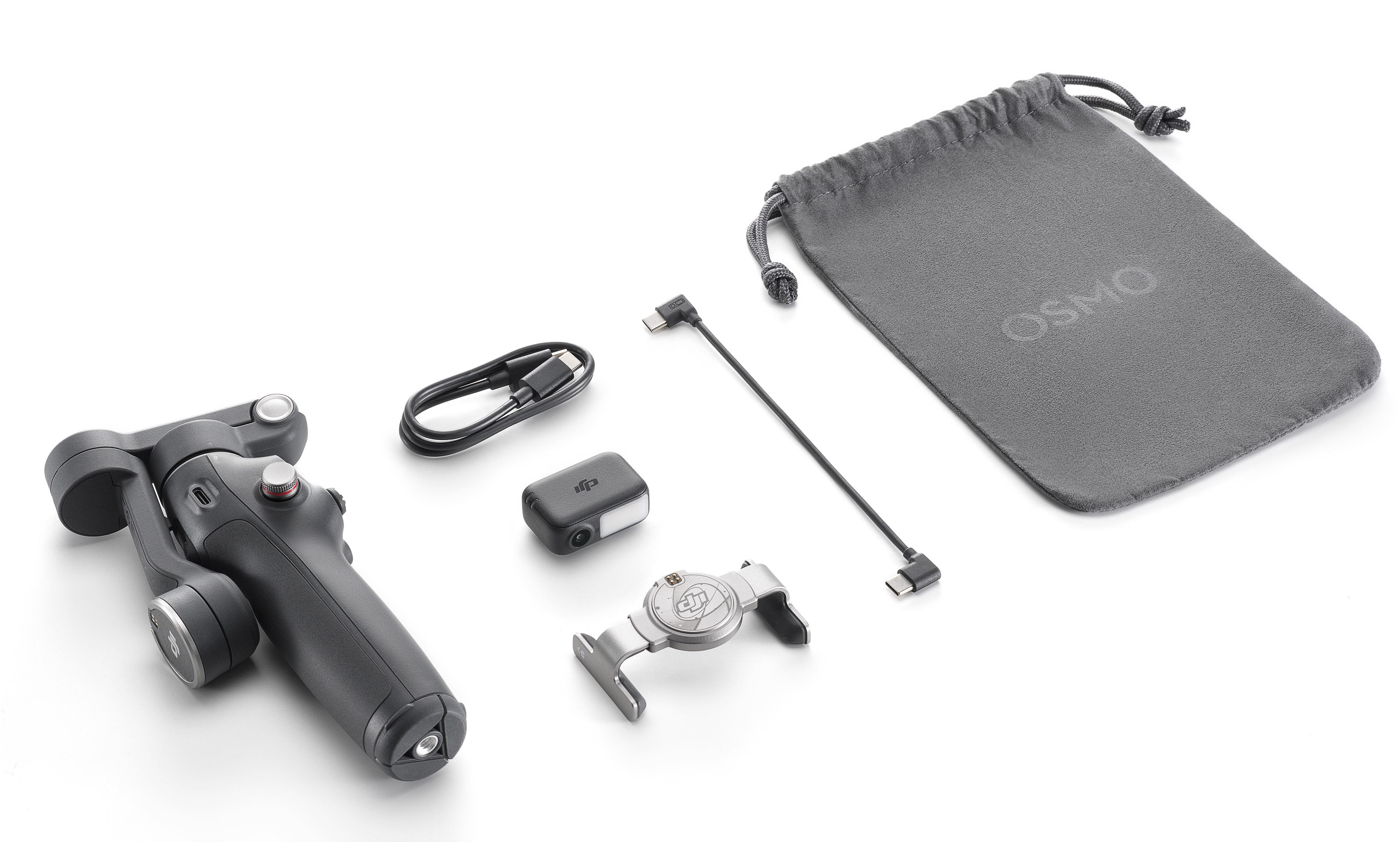 Zestaw urządzeń mobilnych DJI Osmo z akcesoriami na białym tle.