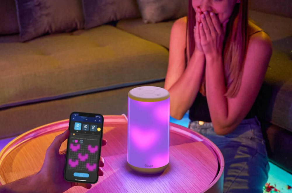 Rysunek przedstawia lodówkę z białą podstawą i niebieskim frontem.