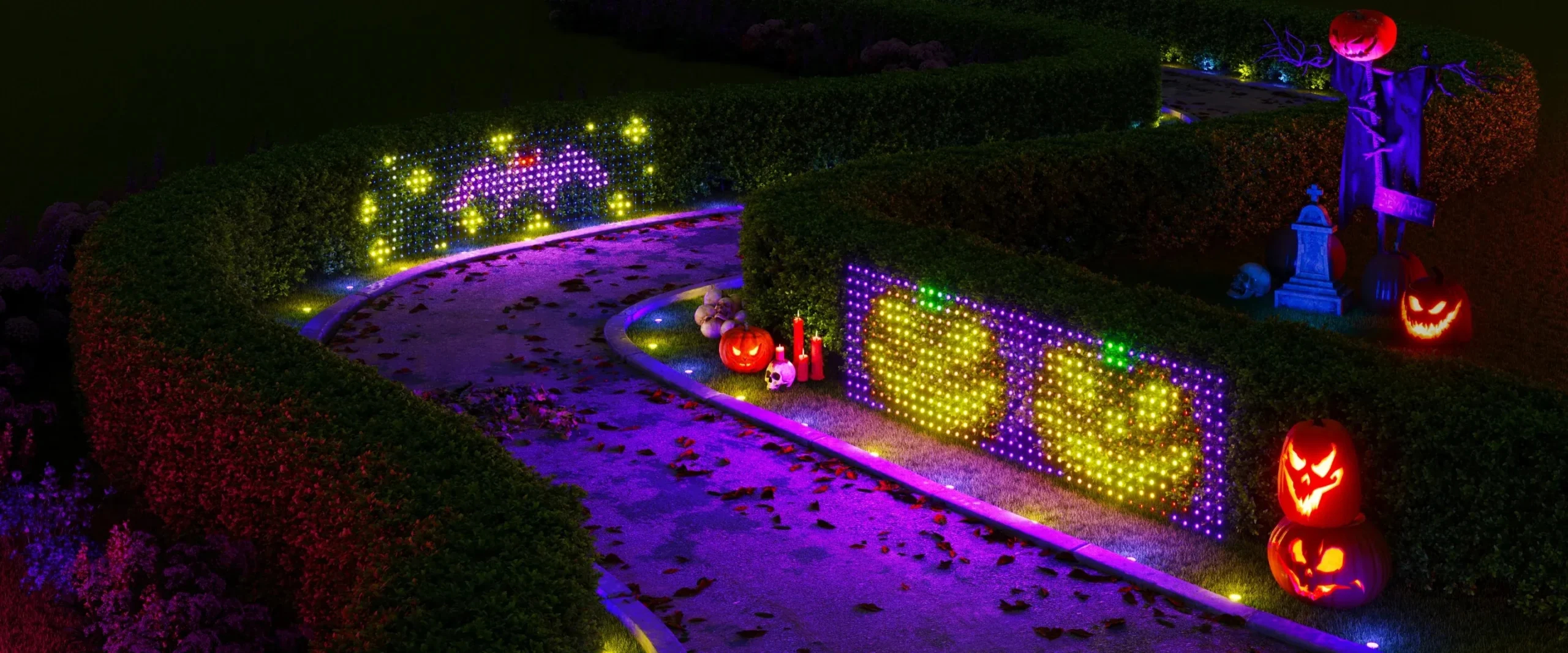 Dekoracje na Halloween, w tym podświetlane dynie i ścieżka labiryntu.