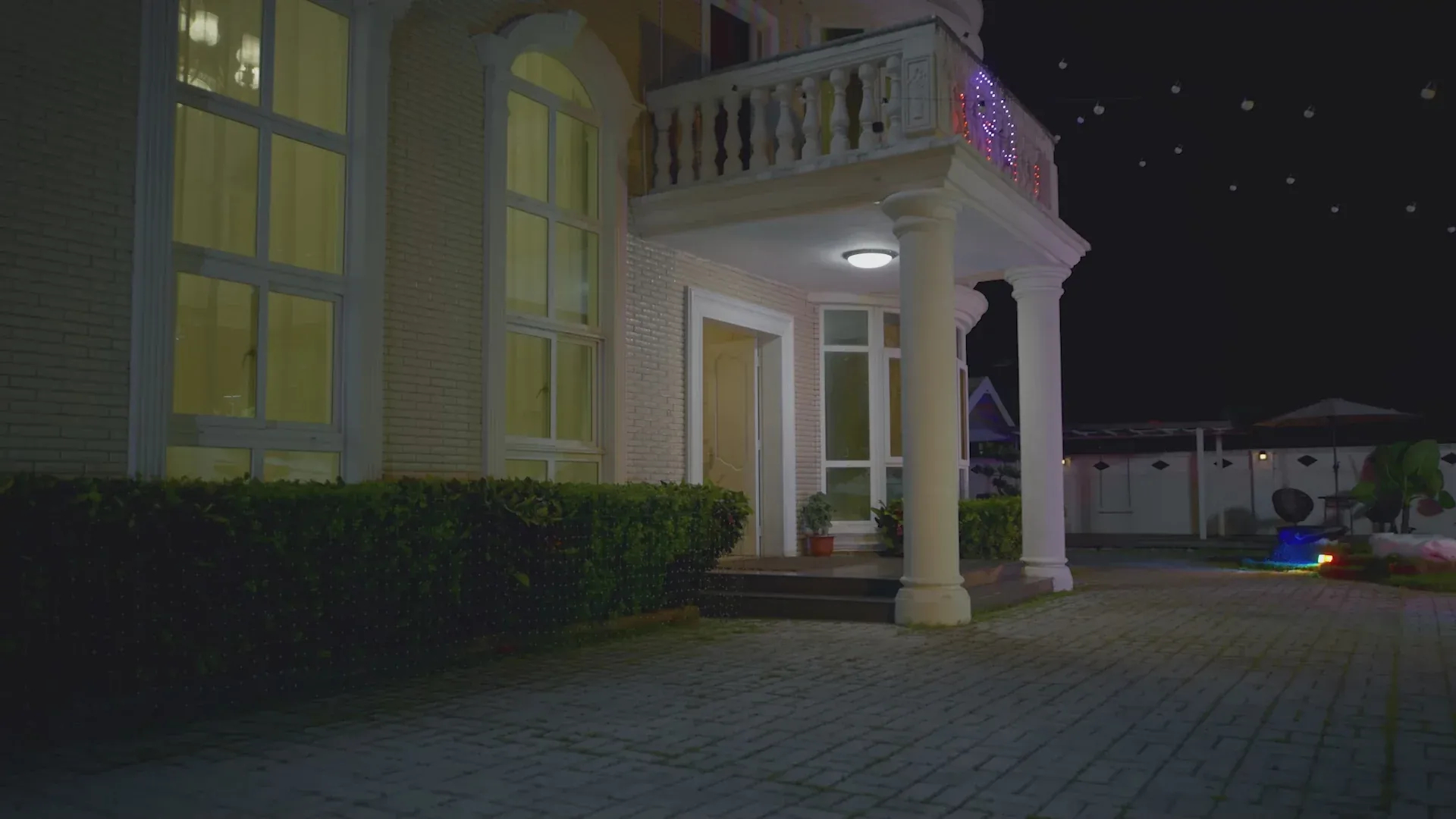 Butelki z tworzywa sztucznego z recyklingu tworzące trójkąt.