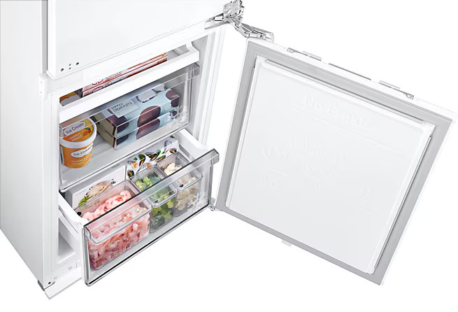 Wnętrze lodówki, otwarte. Zamrażarka z lodami i pojemnikami na żywność.