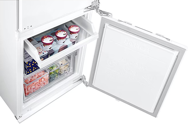 Otwarta lodówka z lodami, jedzeniem.