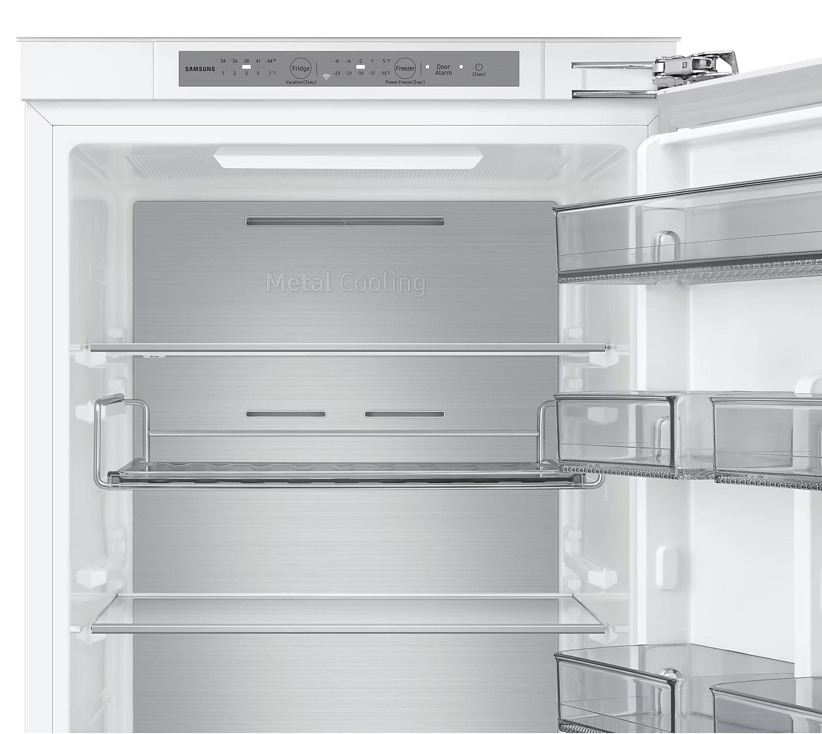 Wnętrze lodówki jest pokazane z półkami, szufladami i metalowym chłodzeniem.