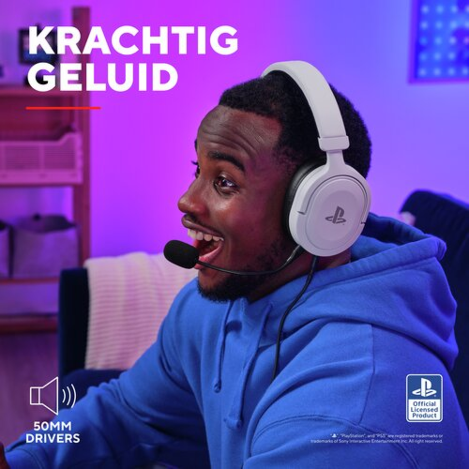 Een zwarte man met een witte gaming headset met een microfoon is enthousiast.