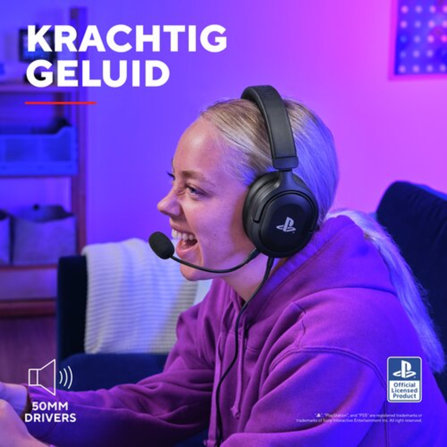 Persoon met headset, glimlachend, tegen blauw-paarse achtergrond.