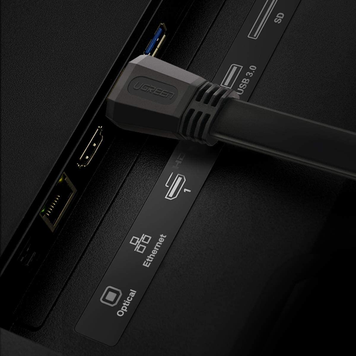 HDMI, USB ve Ethernet dahil olmak üzere kabloların takılı olduğu bir TV'nin arka panelinin yakın çekimi.