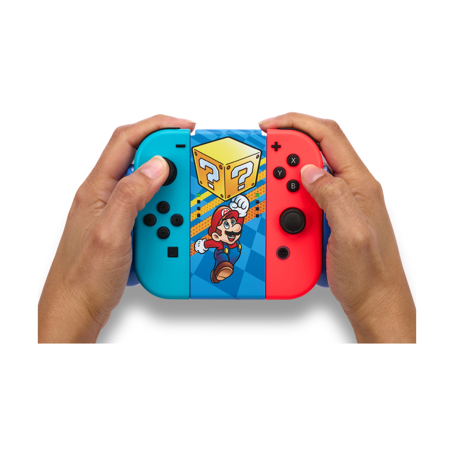 Mani che tengono un controller Joy-Con per Nintendo Switch con un design di Mario. Il controller è rosso e blu.
