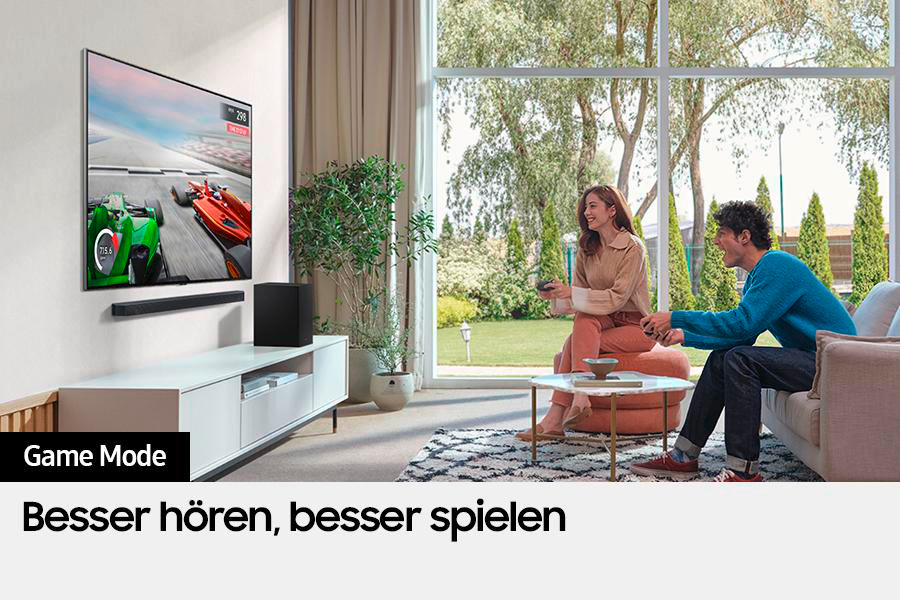 Ein Paar spielt Videospiele mit TV und Soundbar.