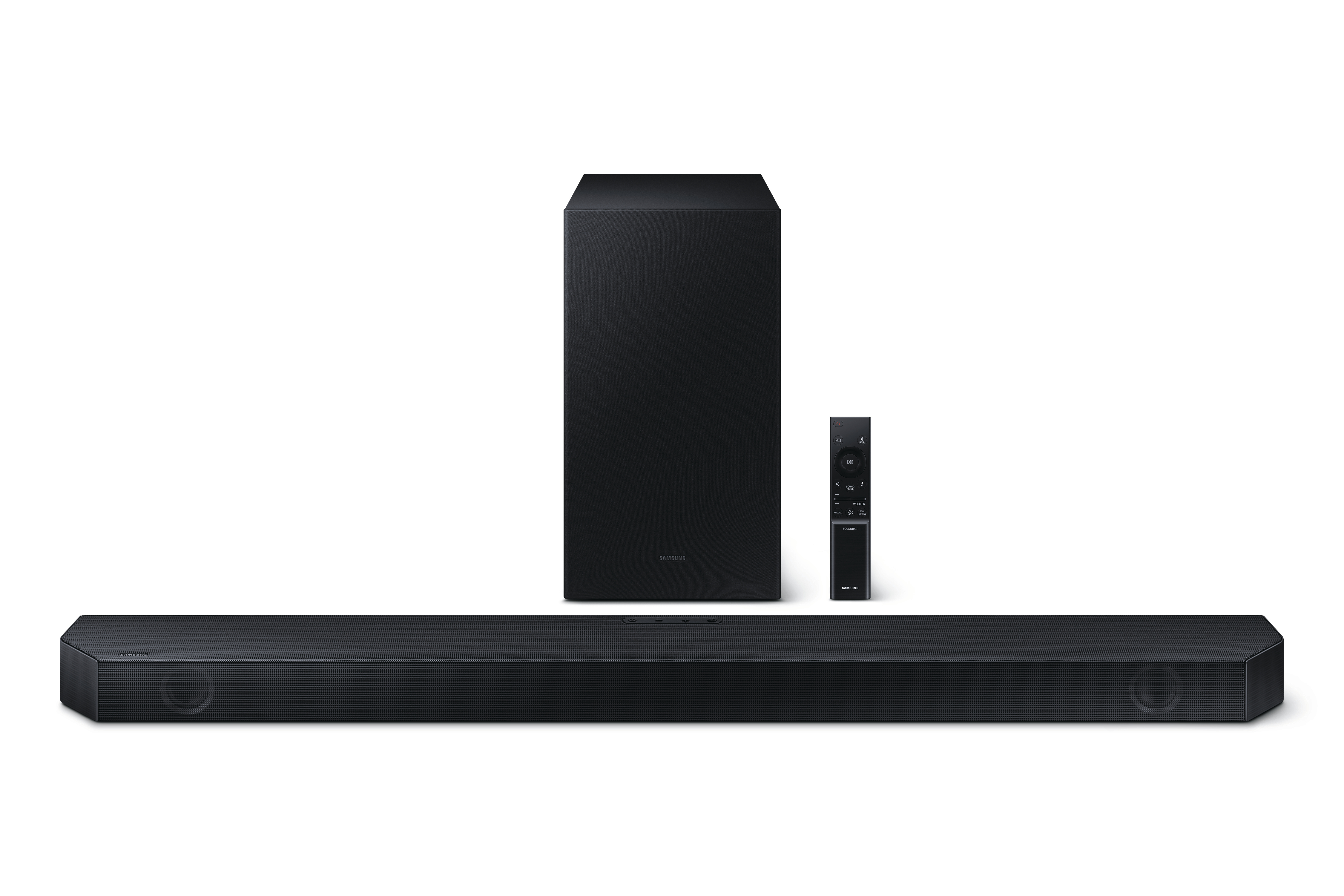 Eine Soundbar, ein Subwoofer und eine Fernbedienung auf weißem Hintergrund.