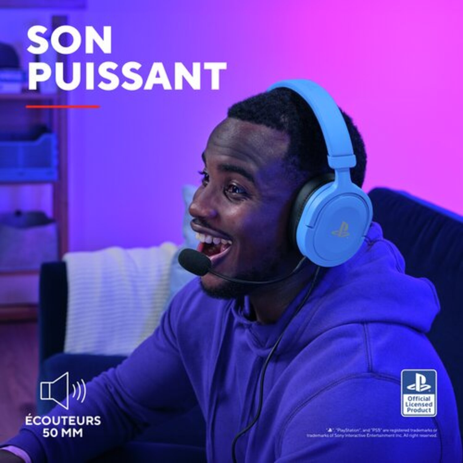 Un homme avec un casque bleu sourit et parle. Le microphone est devant sa bouche.