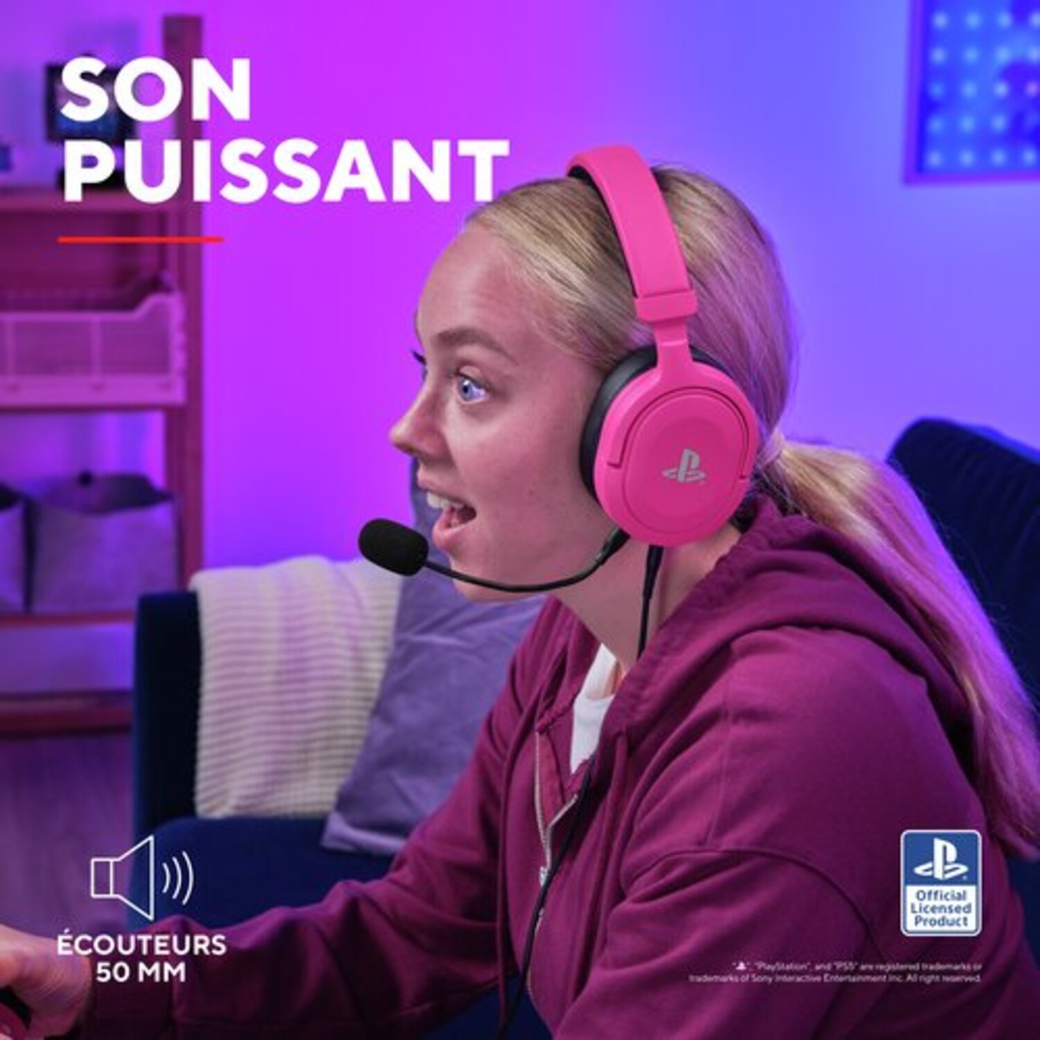 Une femme avec un casque rose joue. Un microphone est attaché.