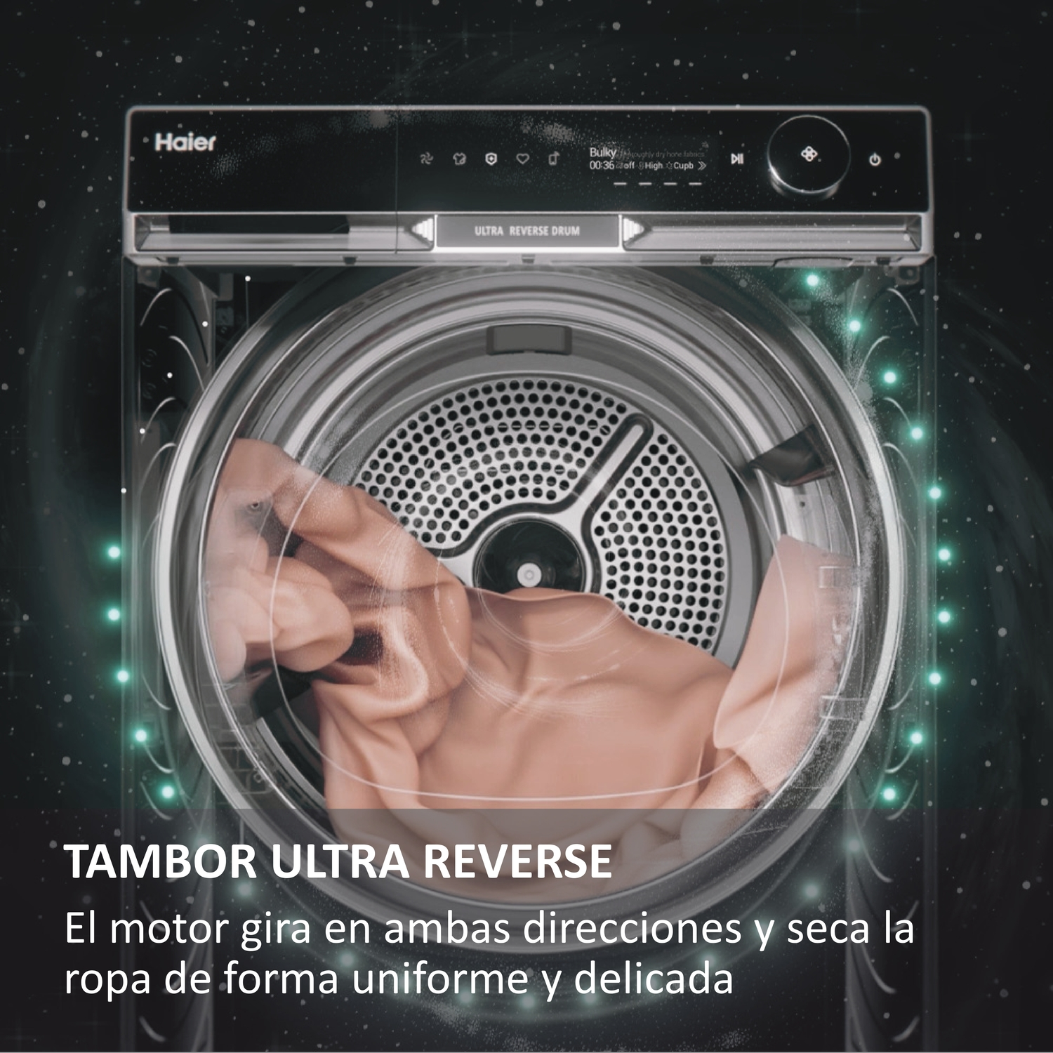El interior de una secadora Haier con ropa, con texto sobre su función Ultra Reverse Drum.