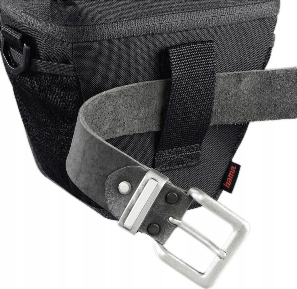 Zbliżenie czarnej torby z szarym skórzanym paskiem i srebrną klamrą. Pasek jest przymocowany do torby.