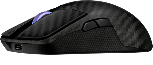 Fekete gamer egér oldala, szénszálas textúrával és USB-C porttal. Kék görgő.