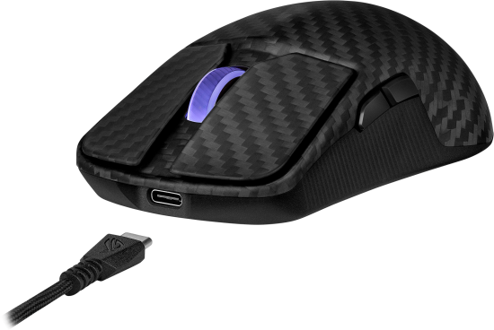 Fekete gamer egér szénszálas textúrával, USB-C porttal, csatlakoztatott töltőkábellel. Kék görgő.